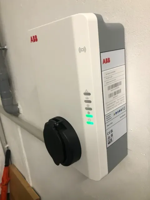 Borne de recharge ABB Terra AC vue de face, équipée d'une prise Type 2