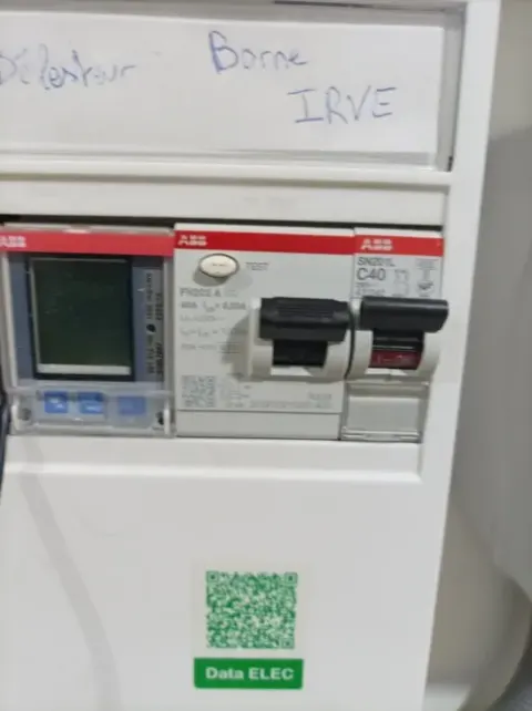 Disjoncteur dédié et protection différentielle d'une borne de recharge dans un tableau électrique